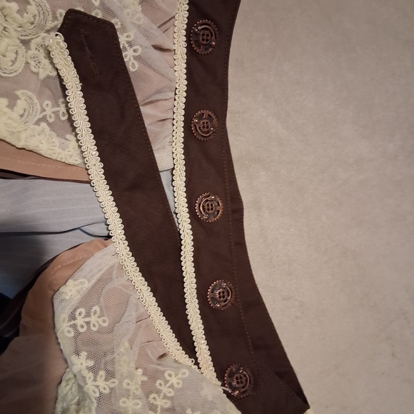 RQ BL- High-Low Lace Layered Skirt in Beige and Cream - Picture 14 of 15